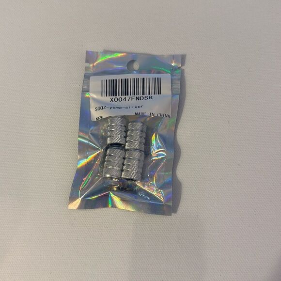 Mustang Valve Stem Caps in Silver Set of 4 NWT - Picture 4 of 4